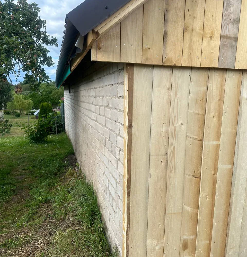 Atstatytas po audros sugriuvęs ūkinis pastatas. Atstatymo metu panaudota visa tinkama mediena iš sugriuvusio pastato