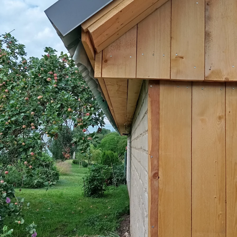 Atstatytas po audros sugriuvęs ūkinis pastatas. Atstatymo metu panaudota visa tinkama mediena iš sugriuvusio pastato