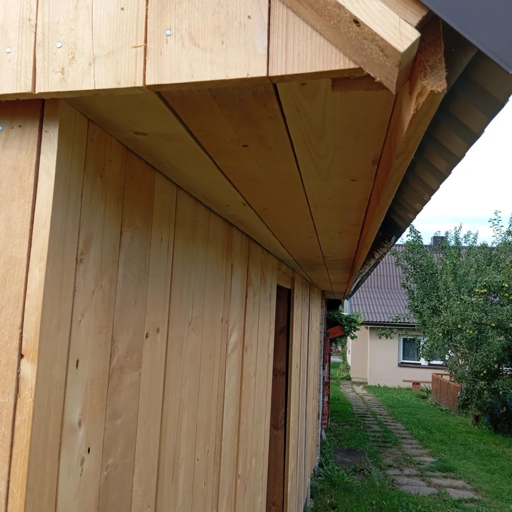 Atstatytas po audros sugriuvęs ūkinis pastatas. Atstatymo metu panaudota visa tinkama mediena iš sugriuvusio pastato